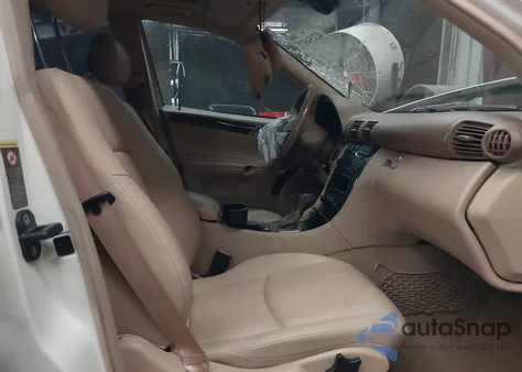 2004 Mercedes-Benz C 240 z USA, uszkodzony, nr VIN WDBRF61J64E015626